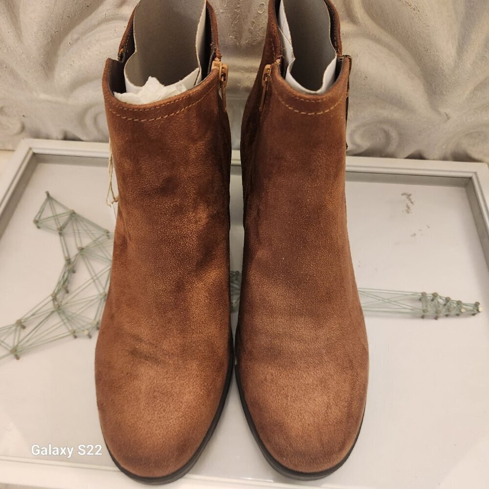 Rialto "Glitz" Hazelnut/Suedette Booties. NIB. Size 9.5 - Picture 3 of 9